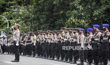 Anggota kepolisian mengikuti Apel Gelar Pasukan Operasi Lilin Lodaya 2020 di depan Gedung Sate, Jalan Diponegoro, Kota Bandung, Senin (21/12). Apel tersebut digelar dalam rangka memeriksa kesiapan pasukan dalam Operasi Lilin Lodaya 2020 guna memberikan keamanan dan kenyamanan warga dalam perayaan Natal 2020 dan Tahun Baru 2021. Foto: Abdan Syakura/Republika