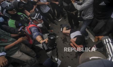 Pegiat Media Sosial Ade Armando dipukuli massa saat terjadi kericuhan di depan Gedung DPR, Jakarta, Senin (11/4/2022). Aksi unjuk rasa yang berujung ricuh tersebut dibubarkan oleh aparat kepolisian dengan menembakan gas air mata dan water canon. Republika/Putra M. Akbar