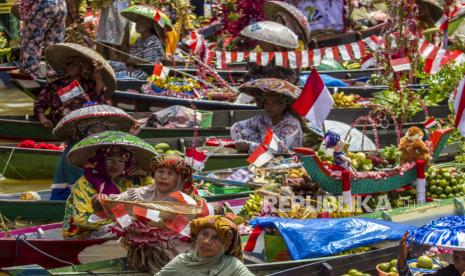 Pedagang pasar terapung menawarkan dagangannya dari atas perahu (jukung) saat Festival Budaya Pasar Terapung di Sungai Martapura, Banjarmasin, Kalimantan Selatan, Senin (15/8/2022). Pertumbuhan ekonomi diproyeksi melemah pada kuartal I 2023.