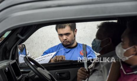 Tersangka pembunuhan Henry Hernando alias Aseng memperagakan adegan saat rekonstruksi kasus pembunuhan purnawirawan TNI di Lembang, Kabupaten Bandung Barat, Senin (5/9/2022). Kepolisian Daerah Jawa Barat melakukan sejumlah adegan dalam rekonstruksi pembunuhan Muhammad Mubin yang merupakan purnawirawan TNI dengan tersangka Henry Hernando alias Aseng. Republika/Abdan Syakura