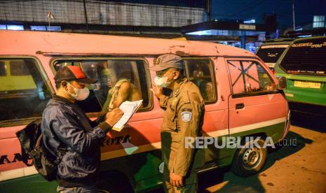 Petugas Badan Pusat Statistik (BPS) Jawa Barat melakukan pendataan Registrasi Sosial dan Ekonomi (Regsosek) tunawisma di Terminal Cicaheum, Bandung, Jawa Barat, Sabtu (29/10/2022). BPS Jawa Barat melakukan pendataan Regsosek secara serentak pada malam hari di seluruh kota dan kabupaten dengan tujuan untuk menjadikan satu data perlindungan sosial dan pemberdayaan masyarakat. 