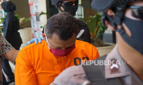 Polisi mengiring seorang pelaku kejahatan yang sebelumnya mendapat keringanan denga proses asimilasi. (ilustrasi)