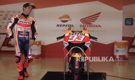 Pembalap MotoGP asal Spanyol Marc Marquez (kiri) dari tim Repsol Honda.