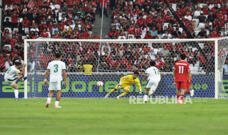 Kiper Timnas Indonesia Ernando Ari Sutaryadi mencoba menepis tendangan penalti pesepak bola Timnas Irak dalam laga lanjutan Grup F Kualifikasi Piala Dunia 2026 zona Asia di Stadion Utama Gelora Bung Karno, Senayan, Jakarta, Kamis (6/6/2024). Timnas Indonesia kalah dengan skor 0-2.