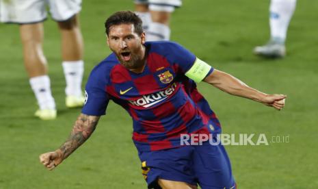 Pemain Barcelona Lionel Messi merayakan gol kedua timnya dalam pertandingan leg kedua babak 16 besar Liga Champions melawan Napoli di Stadion Camp Nou di Barcelona, ??Spanyol. Untuk perempatfinal Liga Champions tahun ini, pertandingan adalah pertandingan tunggal yang menghilangkan dua leg dan semuanya dimainkan selama dua minggu di satu kota. Dan hasil imbang tersebut mempertemukan Bayern Munich dan Barcelona di perempat final pada hari Jumat, 14 Agustus 2020.