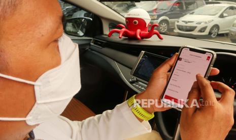 Nasabah melakukan pembayaran zakat menggunakan aplikasi digital banking OCTO Mobile di Tangerang, Kamis (22/4). Melalui OCTO Mobile, CIMB Niaga Syariah memberikan kemudahan bagi nasabah dalam menunaikan zakat, infak, sedekah, dan wakaf di bulan Ramadan ini untuk disalurkan kepada masyarakat yang membutuhkan. Cukup menggunakan ponsel di genggaman tangan, pembayaran donasi bisa dilakukan dari mana saja dan kapan saja, sehingga lebih sehat dan aman. Foto: darmawan/republika