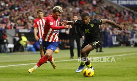 Striker Atletico Madrid Antoine Griezmann berebut bola dengan pemain Almeria dalam lanjutan La Liga Spanyol, Ahad (10/12/2023). Atletico menang 2-1 di laga itu.