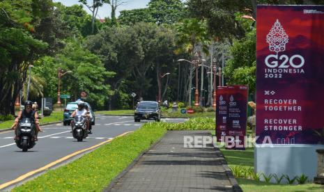 Pengendara melintas di kawasan Nusa Dua, Badung, Bali. Puncak penyelenggaraan acara Konferensi Tingkat Tinggi (KTT) G20 akan dilakukan pada tanggal 15 hingga 16 November 2022 mendatang. Indonesia sebagai tuan rumah sekaligus Presidensinya telah menyiapkan setidaknya tiga fokus utama kajian yang akan dibahas.