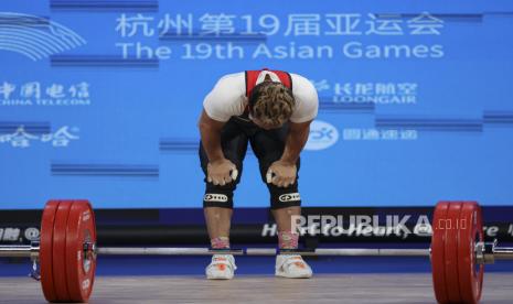 Lifter putra Indonesia Eko Yuli Irawan menunduk usai gagal melakukan angkatan clean and jerk. Lifter Eko Yuli meminta maaf karena gagal menyumbangkan medali untuk pertama kalinya.