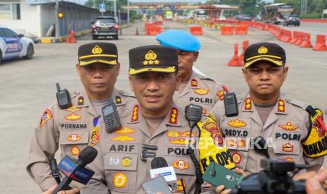 Kapolresta Cirebon, Kombes Pol Arif Budiman, melaksanakan pemantauan penerapan One Way di GT Palimanan.