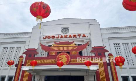 Suasana Stasiun Yogyakarta, Kota Yogyakarta, yang dihias dengan dekorasi nuansa Imlek. 