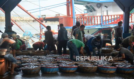 Nelayan menata keranjang berisi ikan saat berlangsung pelelangan di Pelabuhan Perikanan Kutaraja, Desa Lampulo, Banda Aceh, Aceh.