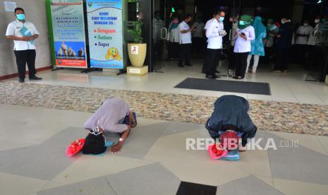 Dua pasien yang telah dinyatakan sembuh dari COVID-19 melakukan sujud syukur setelah menerima surat keterangan negatif COVID-19 di RSUD Loekmono Hadi, Kudus, Jawa Tengah, Kamis (14/5/2020). Sebanyak empat pasien yang terkonfirmasi positif COVID-19 yakni pemudik dan tenaga kesehatan dinyatakan sembuh setelah menjalani perawatan