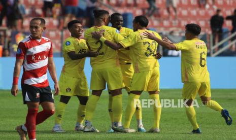 Pesepak bola Persik Kediri Krisna Bayu Otto (kanan) bersama rekan setimnya melakukan selebrasi usai mencetak gol ke gawang Madura United pada kompetisi Liga 1 di Stadion Brawijaya, Kota Kediri, Jawa Timur, Rabu (8/11/2023).  