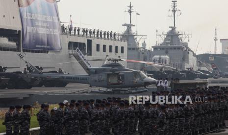 Sejumlah personel TNI Angkatan Laut mengikuti Apel Gelar Pasukan dan Alat Utama Sistem Senjata (Alutsista) TNI AL di Koarmada II, Surabaya, Jawa Timur, Jumat (4/11/2022). TNI Angkatan Laut mengerahkan 12 Kapal Perang Republik Indonesia (KRI), tiga helikopter Panther dan dua helikopter Bell serta 3.000 personel TNI AL  termasuk pasukan khusus untuk melakukan pengamanan laut Konferensi Tingkat Tinggi (KTT) G20. 