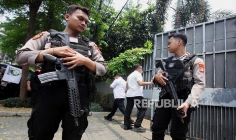 Polisi bersiap menggeledah rumah Ketua KPK Firli Bahuri di Jalan Kertanegara, Kebayoran Baru. Polda Metro melayangkan panggilan kedua kepada bos Alexis soal rumah Kertanegara.