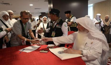 Pengelola wakaf Baitul Asyi Syeikh Abdul Latif Baltou (kanan) menyerahkan uang riyal untuk jamaah calon haji asal Aceh di Makkah, Arab Saudi, Minggu (2/6/2024). Jamaah calon haji asal Aceh yang telah 