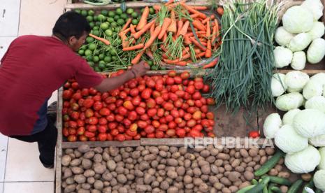 Seorang pedagang memilah bahan makanan di pasar tradisional di Banda Aceh, Indonesia, 03 Agustus 2022. Pengendalian laju inflasi nasional tengah menjadi salah satu fokus untuk mencegah Indonesia masuk ke jurang krisis ekonomi. 