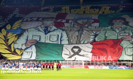 Suporter Milan memasang spanduk untuk mengenang korban Covid-19 saat pertandingan sepak bola Serie A Italia antara AC Milan dan FC Inter di stadion Giuseppe Meazza di Milan, beberapa waktu lalu.