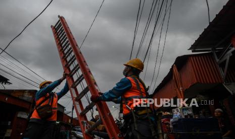 PLN mendukung kebijakan Pemerintah untuk membebaskan pembayaran listrik bagi 24 juta pelanggan dengan daya 450 Volt Ampere (VA) dan memberikan diskon 50 persen bagi 7 Juta pelanggan dengan daya 900 VA bersubsidi. Foto:Petugas PLN memperbaiki aliran listrik yang terputus di Jalan Kembang Sepatu, Jakarta, Kamis (19/3). ilustrasi