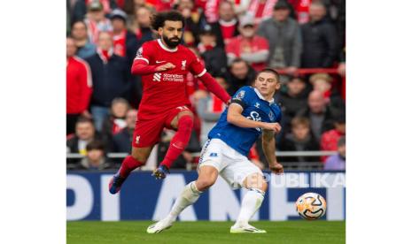 Aksi Mohamed Salah (kiri) saat membawa The Reds unggul 2-0 atas the Toffees di Stadion Anfield, Sabtu (21/10/2023) dini hari WIB. 