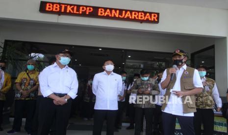 Menteri Kesehatan Terawan Agus Putranto (tengah) didampingi Menko PMK Muhadjir Effendy (kiri) dan Kepala Badan Nasional Penanggulangan Bencana (BNPB) Doni Monardo (kanan) memberikan keterangan pers usai meninjau Laboratorium Balai Besar Teknik Kesehatan Lingkungan dan Pengendalian Penyakit (BBTKLPP) di Banjarbaru, Kalimantan Selatan, Ahad (7/6/2020). Kunjungan kerja tersebut untuk memantau perkembangan penanganan COVID-19 di Provinsi Kalimantan Selatan guna menindaklanjuti arahan Presiden Joko Widodo yang memberikan perhatian khusus di tiga Provinsi di Indonesia salah satunya Provinsi Kalimantan Selatan