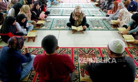 Sejumlah warga binaan pemasyarakatan mengaji di Masjid Saud Al Anazi di dalam Lembaga Pemasyarakatan Perempuan (LPP) Kelas III, Kabupaten Gorontalo, Gorontalo, Jumat (22/3/2024). LPP Gorontalo bersama penyuluh agama dari Kementerian Agama (Kemenag) Kabupaten Gorontalo menggelar pesantren kilat bagi seluruh warga binaan beragama Islam sebagai salah satu upaya pembinaan rohani pada bulan Ramadhan 1445 Hijriah. ANTARA FOTO/Adiwinata Solihin/tom.