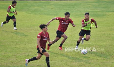 Sejumlah pesepak bola Timnas Indonesia U-20 mengikuti sesi latihan di Lapangan A, Kompleks Gelora Bung Karno, Jakarta, Jumat (9/2/2024). Tim U-20 Indonesia pada tahun ini akan mengikuti sejumlah turnamen seperti Piala AFF U-19 2024, Kualifikasi Piala AFC U-20 2025 dan menargetkan lolos ke Piala Dunia U-20 2025 mendatang.