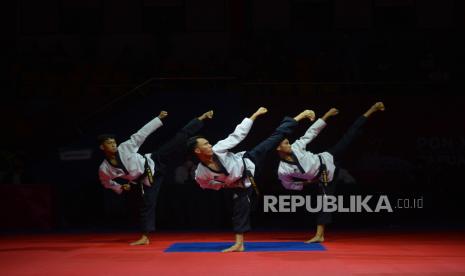 Atlet tim taekwondo Jawa Tengah memperagakan gerakan saat bertanding di nomor Poomsae beregu putra PON Papua di GOR Politeknik Penerbangan Kayu Batu, Kota Jayapura, Papua, Ahd (3/10/2021). Tim Jawa Barat berhasil meraih medali emas disusul Sulawesi Tengah mendapat medali perak dan Kalimantan Timur serta Jawa Tengah medali perunggu. 