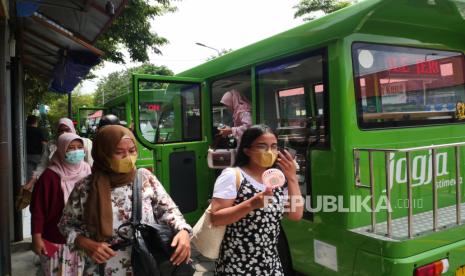 Wisatawan turun dari shuttle bus wisata di parkir terpadu Ngabean, Yogyakarta, Ahad (7/11). Dengan membayar Rp 5 ribu, wisatawan bisa memanfaatkan shuttle bus. Tujuan yang dilayani yakni Tamansari, Kraton, serta Titik Nol Yogyakarta. Layanan ini untuk mempermudah wisatawan yang menggunakan bus pariwisata dan lokasi parkir cukup jauh.