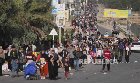 Warga Palestina mengungsi ke Jalur Gaza selatan di Jalan Salah al-Din di Bureij, Jalur Gaza, pada Rabu, (8/11/2023).