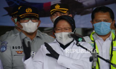 Menteri Sosia; Tri Rismaharini (tengah)