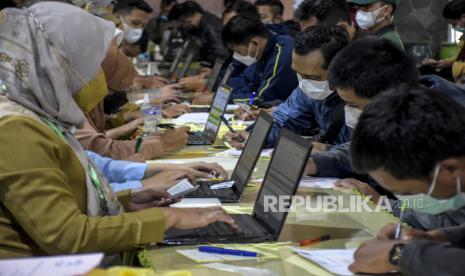 Pemerintah melalui Panitia Seleksi Nasional (Panselnas) yang terdiri dari Kementerian Pendayagunaan Aparatur Negara dan Reformasi Birokrasi (KemenPANRB), Badan Kepegawaian Negara (BKN) dan Kementerian Pendidikan, Kebudayaan, Riset, dan Teknologi (Kemendikbudristek) telah menyepakati akan mengumumkan hasil seleksi penerimaan Pegawai Pemerintah dengan Perjanjian Kerja (PPPK) 2022 untuk jabatan fungsional guru. (ilustrasi).