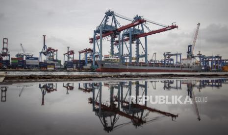 Suasana aktivitas bongkar muat peti kemas di Pelabuhan Tanjung Priok, Jakarta Utara, Kamis (21/1). Sejumlah bank mulai menurunkan suku bunga dasar kreditnya.