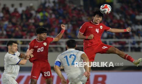 Pemain Timnas Indonesia Kadek Arel melakukan duel udara dengan pemain Filipina pada pertandingan Grup B Piala AFF di Stadion Manahan, Solo, Sabtu (21/12/2024). Indonesia kalah dengan skor 0-1 dari Filipina. Dengan kekalahan ini, Timnas Indonesia tersingkir dari kejuaraan Piala AFF 2024.