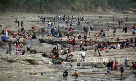 Sejumlah warga berwisata di Sungai Cipamingkis yang mengering, Sukamakmur, Kabupaten Bogor, Jawa Barat,  Selasa (17/8/2021). Masyarakat memanfaatkan sungai yang mengering itu untuk berwisata saat libur hari Kemerdekaan Indonesia ke-76. 