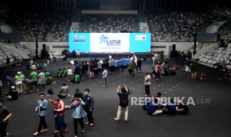 Pengunjung berada di area yang seharusnya menjadi lokasi area kajian dalam acara Muslim Life Fair 2022 di Istora Senayan, Jakarta, Sabtu (26/3/2022). Pihak penyelenggara mengungkapkan walau kajian para penceramah dibatalkan namun acara Muslim Life Fair 2022 tetap belangsung dan animo masyarakat tinggi