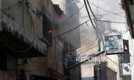 Asap dan api mengepul dari sebuah rumah setelah pasukan Israel menggunakan roket untuk menyerang militan selama bentrokan di kamp pengungsi Balata dekat kota Nablus, Tepi Barat, Sabtu (13/5/2023). Menurut kementerian kesehatan Palestina, pasukan Israel menyerbu kamp pengungsi Balata pada pagi hari tanggal 13 Mei yang menyebabkan kematian dua warga Palestina.