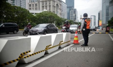 Pembatas jalur sepeda permanen di jalan Sudirman, Jakarta.