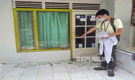 Warga menunjukan rumah yang rusak akibat ledakan kilang Pertamina Balongan, di Blok Kesambi, Desa Balongan Kabupaten Indramayu, Senin (29/3). Hingga saat ini penyebab ledakan dan kebakaran belum diketahui. Petugas masih fokus melakukan pemadaman api.