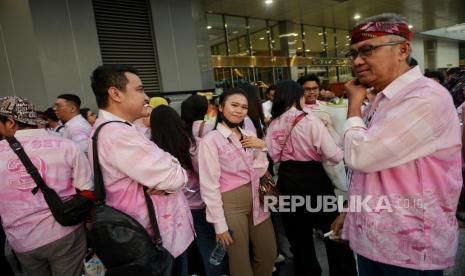 Relawan cawapres nomor urut 3 Mahfud MD memadati area lokasi Debat Kedua Calon Wakil Presiden Pemilu 2024 di Jakarta Convention Center (JCC), Jakarta, Jumat (22/12/2023). Sejumlah relawan dari pasangan capres dan cawapres mulai memadati area JCC, selain itu, Polda Metro Jaya mengerahkan 2.464 personel untuk mengamankan berlangsungnya debat cawapres. Debat kedua ini mengangkat tema Ekonomi Kerakyatan dan Digital, Keuangan, Investasi Pajak, Perdagangan, Pengelolaan APBN-APBD, Infrastruktur dan Perkotaan.