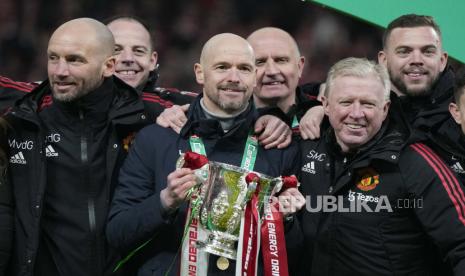 Pelatih kepala Manchester United Erik ten Hag (tengah) dan anggota tim berpose dengan trofi setelah pertandingan sepak bola final Piala Liga Inggris antara Manchester United dan Newcastle United di Stadion Wembley di London, Senin (27/2/2023) dini hari WIB.