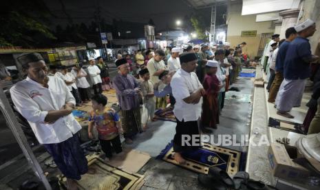  Sholat tarawih pertama umat Islalm di Jakarta (ilustrasi). Sholat Tarawih mempunyai sejumlah keutamaan dan keistimewaan 