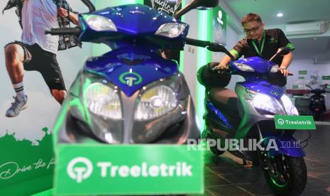 Pekerja memeriksa motor listrik yang dijual di salah satu showroom motor listrik di Jakarta, Kamis (8/12/2022). Riset Indef menunjukkan warganet meminta subsidi listrik dialihkan untuk kendaraan umum.