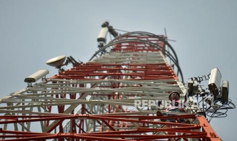 Teknisi melakukan perawatan Base Transceiver Station (BTS) (ilustrasi). Telkomsel wilayah operasional Sumatra menambah lebih dari 600 Base Transceiver Station (BTS) jaringan 4G/LTE di sejumlah titik strategis untuk mengantisipasi kenaikan layanan data di Aceh dan Sumatra Utara pada masa Lebaran 2023.