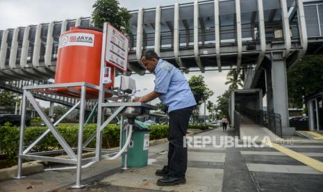 Warga mencuci tangan di sarana cuci tangan di kawasan Sudirman, Jakarta, Senin (23/3). Pemerintah Provinsi (Pemprov) DKI Jakarta menyediakan 12 sarana cuci tangan yang tersebar di sejumlah wilayah untuk meningkatkan pola hidup bersih dan bisa mengurangi penyebaran virus Corona atau Covid-19.