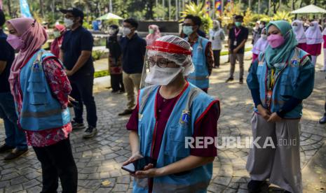 Sejumlah tenaga kesehatan berbaris saat acara pelepasan mobil vaksin keliling. 