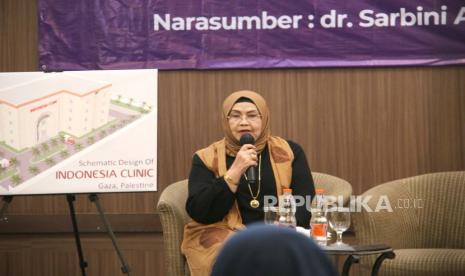 Mantan Menteri Kesehatan (Menkes) Indonesia, dr Siti Fadilah Supari saat Talkshow dan Launching Buku terbaru MER-C berjudul Menghimpun Kebesaran Allah; Kisah Perjuangan Pembangunan Rumah Sakit Indonesia di Gaza - Palestina, Jakarta, Ahad (27/8/2023).