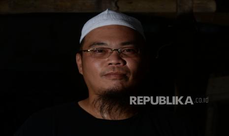 Pendiri Mualaf Centre Indonesia Steven Indra Wibowo berfoto untuk Anugerah Tokoh Perubahan Republika 2020. Republika menggelar Malam Penganugerahan Tokoh Perubahan Republika 2020 bertema Hikmah Kebersamaan Untuk Bangkit Dari Pandemi di Four Seasons Hotel Jakarta pada Senin (5/4) malam. Salah satu tokoh perubahan Republika 2020, Ustaz Steven Indra Wibowo berpesan kepada publik, jadilah manusia baik.