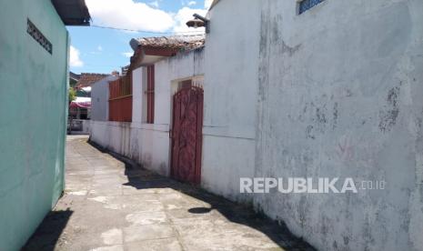 Pintu masuk utama kostan Casa Embun, kostan yang diduga milik Rafael Alun Trisambodo di Maguwoharjo, Sleman, DIY. Warga tidak mengetahui kosan Casa Embun milik keluarga Rafael Alun Trisambodo.